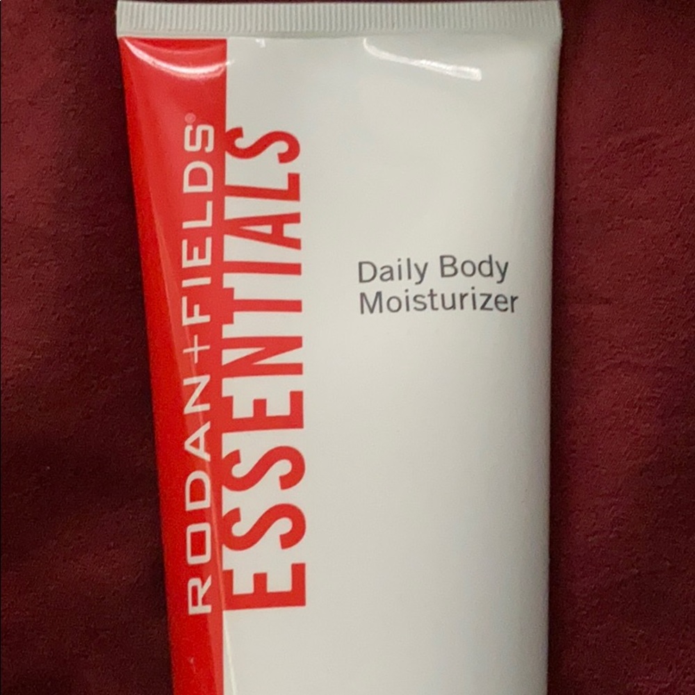 AMAZING 🎄🛍️Rodan & Fields💕 essentials body Moisturizer - Picture 1 of 6